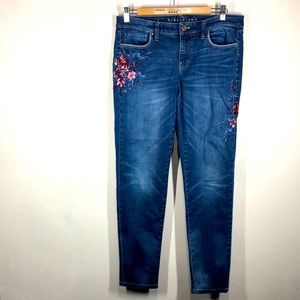 White House Black Market girlfriend fit floral embroidered jeans size 4